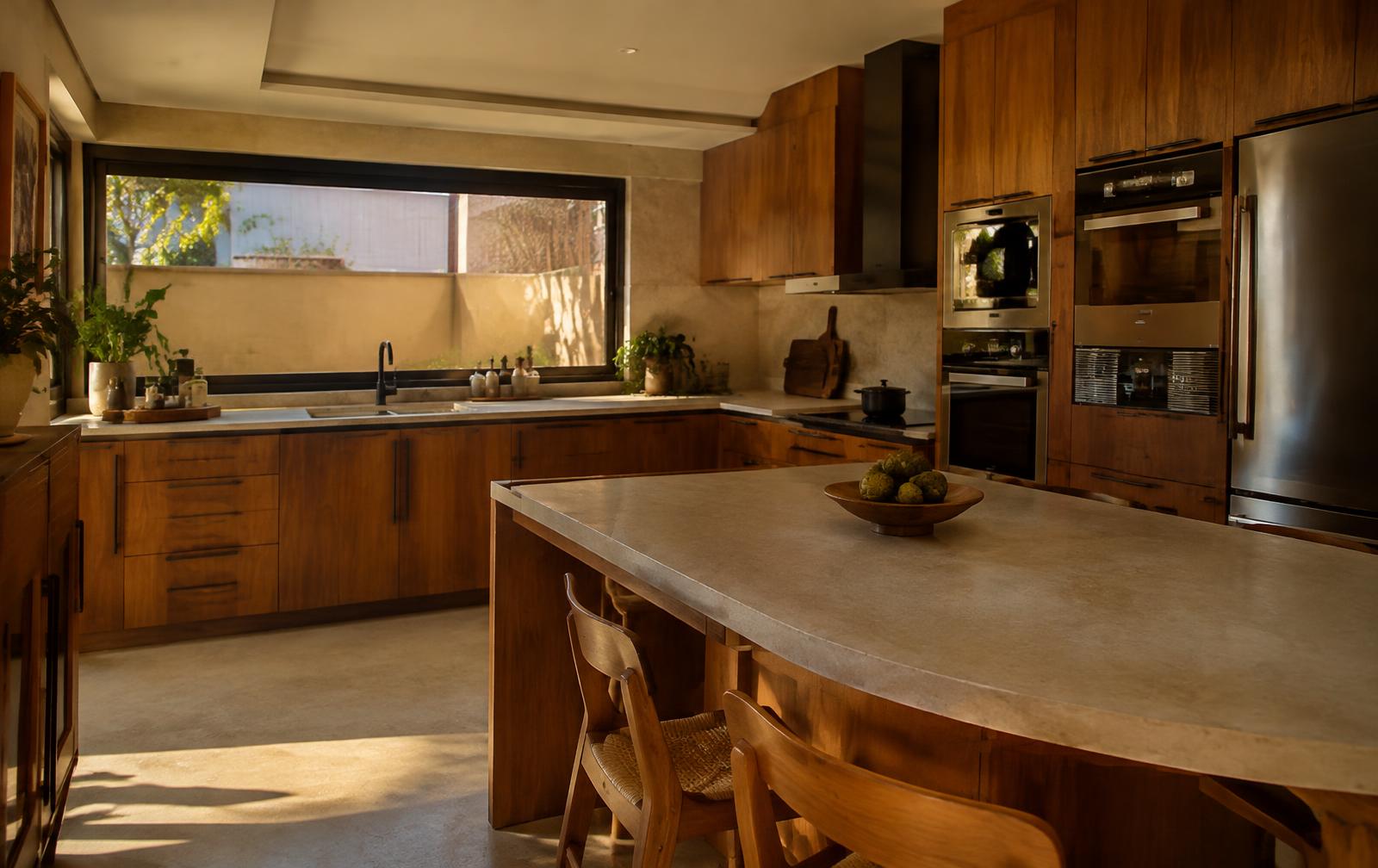 Cozinha planejada em madeira com bancada clara